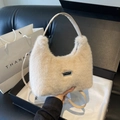 Borsa in peluche beige con placca in metallo e tracolla in finta pelle - Bianco Sporco