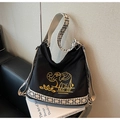 Detail der schwarzen Hobo-Tasche aus Nylon mit goldener Elefantenstickerei und Webmuster - Schwarz
