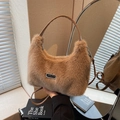 Borsa marrone in finta pelliccia sintetica con manico in pelle e logo in metallo argentato - Cachi Scuro