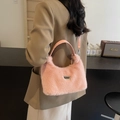 Borsa in ecopelliccia rosa con logo in metallo e tracolla in pelle rimovibile - Rosa