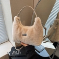 Borsa a mano chic in ecopelliccia beige con logo in metallo e tracolla regolabile - Cachi