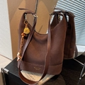 Dunkelbraune matte Wildleder-Beuteltasche mit verstellbarem Gurt und Blumenanhänger - Kaffee (Mit Anhänger)