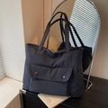 Bolso tote de nailon gris oscuro con bolsillo de doble botón a presión para uso diario - Negro