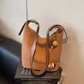 Caramelbraune matte Eimertasche mit großem Fassungsvermögen und Ethno-Quastenanhänger - Braun (Mit Anhänger)