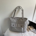 Bolso tote gris acolchado con bolsillo frontal grande y botones negros para mujer - Gris