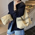 Set borsa tote in tela beige a righe nere con pochette indossata da modella - Cachi