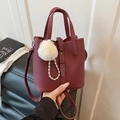Dunkelrote Beuteltasche aus Leder mit Litschistruktur und weißem Plüsch-Anhänger - Weinrot Mit Anhänger