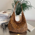 Vintage leopard print tote bag with suede finish and large capacity shoulder strap - Brown