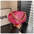Détail d'une pochette de soirée fuchsia en forme de coquille avec anse à perles d'or - Rose Bonbon
