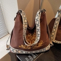 Braune Canvas-Beuteltasche mit Elefanten-Stickerei und geometrischem Web-Schultergurt - Braun