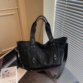 Borsa tote nera minimalista in ecopelle invecchiata con borchie argento e tracolla larga - Nero