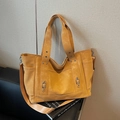 Grande borsa tote minimalista in giallo senape opaco con tasche esterne multiple e fibbie - Marrone Giallastro