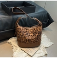 Dettaglio della borsa a secchiello in peluche leopardato e pelle marrone con fibbie - Stampa leopardata