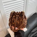 Modische Eimertasche mit Leopardenmuster, Kordelzug und braunem geflochtenem Griff - Leopardenmuster