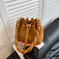 Braune Beuteltasche aus Wildleder mit geflochtenem Griff und Kordelzug für Damen - Braun