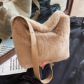 Borsa a spalla in ecopelliccia marrone chiaro con tracolla kaki regolabile e morbida - Cachi