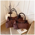 Détail de deux sacs cabas en daim marron vintage avec de fines anses en cuir élégant - Grand / Marron