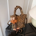 Borsa tote leopardata con manico arricciato e simpatico ciondolo a forma di cane - Con Ciondolo / Leopardo Marrone
