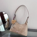 Braune Hobo-Schultertasche aus Wildleder mit Bärenanhänger und verstellbarem Gurt - Khaki