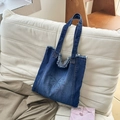 Dunkelblaue Denim-Tragetasche mit tropischem Palmenmuster und ausgefransten Kanten - Dunkelblau