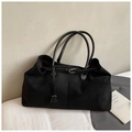Detalle de bolso tote negro de microfibra con hebilla dorada sobre cojín blanco - Negro Grande
