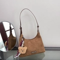 Vintage braune Trapez-Schultertasche mit Plüschbär-Anhänger und Metallemblem-Detail - Gelbbraun