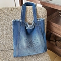 Blaue Denim-Tragetasche mit ausgefransten Kanten und Sommer-Palmen-Motivdruck - Blau