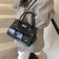 Borsa a mano nera lucida con doppi fermagli a scatto argentati e manici superiori - Nero