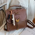 Sac à dos vintage en cuir marron avec fermoir noeud papillon et breloques en perles - Marron