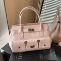 Borsa a mano lucida in pelle verniciata rosa chiaro con chiusure rotanti argentate - Rosa