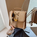 Sac à dos marron rétro avec charm nœud et pompon de perles en bois vue miroir - Kaki