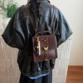 Sac à dos vintage marron foncé avec patchwork en daim et breloque en perles - Marron