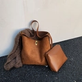 Grande borsa tote in pelle scamosciata marrone con pochette e fibbia dorata - Marrone