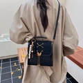 Sac à dos rétro en cuir noir avec fermoir papillon métallique et pendentif en perles - Noir