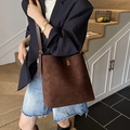 Borsa a secchiello minimalista in pelle scamosciata marrone con chiusura dorata - Marrone