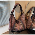 Dettaglio borsa hobo in maglia bohémien a righe colorate con manico annodato - Viola