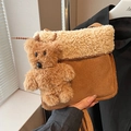 Braune Wildleder-Umhängetasche mit weißem Plüschbesatz und süßem Teddybär-Detail - Khaki Mit Anhänger