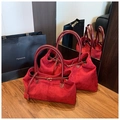 Grand sac cabas rétro en daim rouge avec anses vernies et boucle dorée élégante - Grand / Rouge