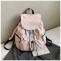 Detalle de mochila de nailon rosa con cierre de cordón y elegante etiqueta blanca frontal - Rosa