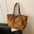 Borsa tote in camoscio marrone con tracolla in pelle e ciondolo etnico - Marrone con ciondolo