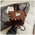 Detalle de la mini mochila marrón retro con ribete de volantes y lindos osos decorativos - Marrón