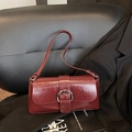 Bolso de hombro retro burdeos brillante con una hebilla metálica circular plateada - Rojo