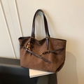 Borsa tote in camoscio marrone scuro con ciondolo vintage e manici in pelle - Caffè con Ciondolo