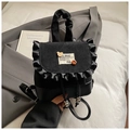 Detalle de mini mochila de ante negro con ribete de volantes y etiqueta de marca de oso - Negro