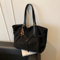 Borsa tote retrò nera in finta pelle scamosciata con manici in pelle e ciondolo - Nero con ciondolo