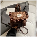 Detalle de mochila con estampado de leopardo, volantes marrones y chapas decorativas - Leopardo Marrón
