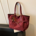 Grande borsa tote vintage in pelle scamosciata bordeaux con ciondolo in perle di legno - Rosso con Pendente