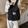 Leichter schwarzer Nylon Rucksack mit Kordelzug und vorderem Markenlogo - Schwarz