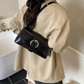 Bolso de hombro minimalista de charol negro con hebilla redonda plateada y solapa - Negro