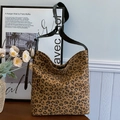 Große Shopper-Tasche mit Leopardenmuster und verstellbarem schwarzem Schultergurt - Braun